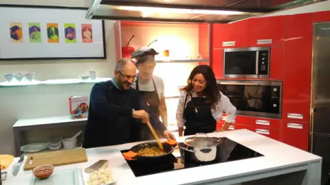 Karlos Arguiñano, con Francisco Paniagua, jefe de Sociedad de Onda Cero Karlos Arguiñano, con Francisco Paniagua, jefe de Sociedad de Onda Cero