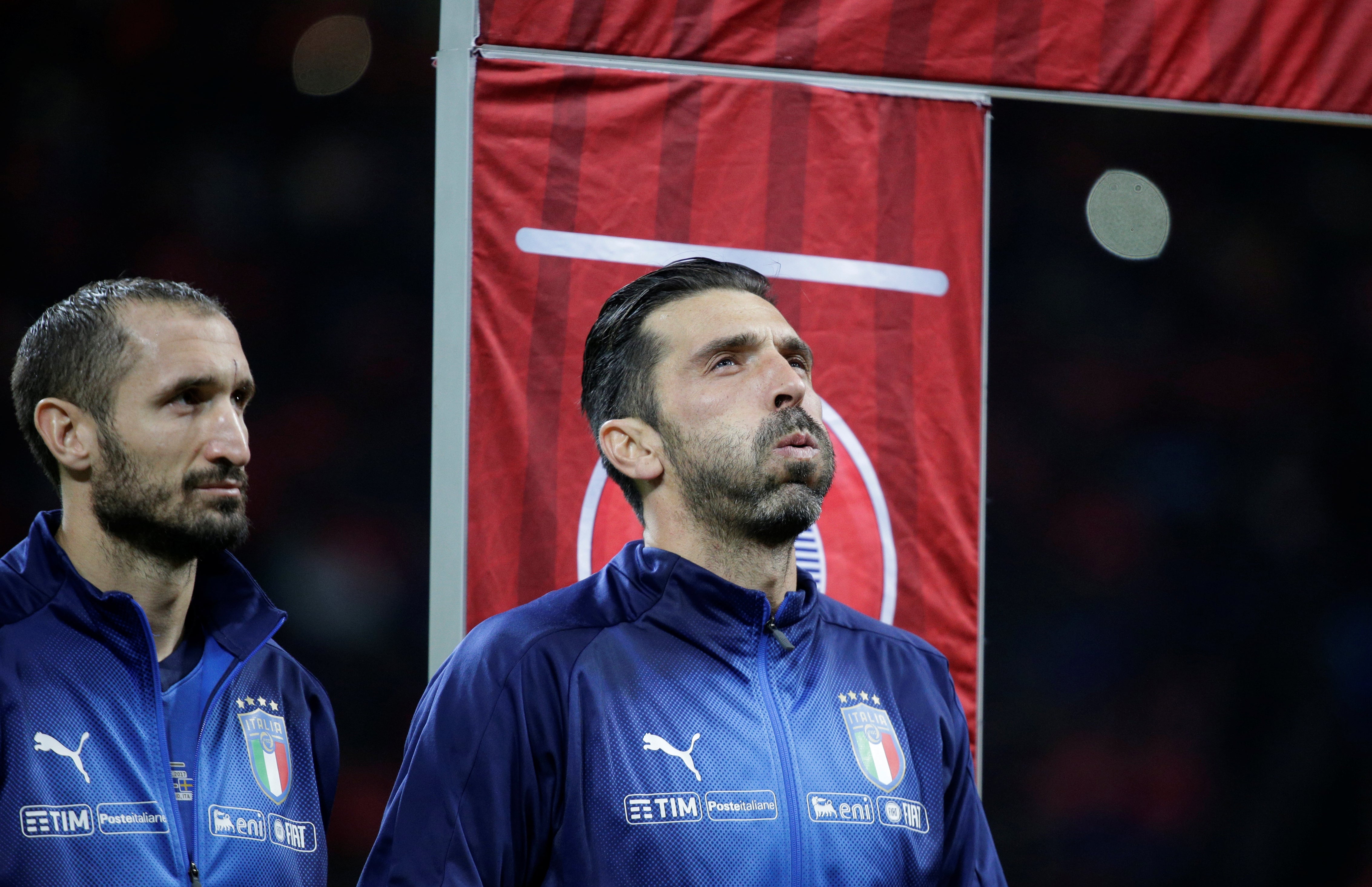 Buffon aplaude el himno de Suecia ante la pitada de los aficionados italianos Buffon aplaude el himno de Suecia ante la pitada de los aficionados italianos