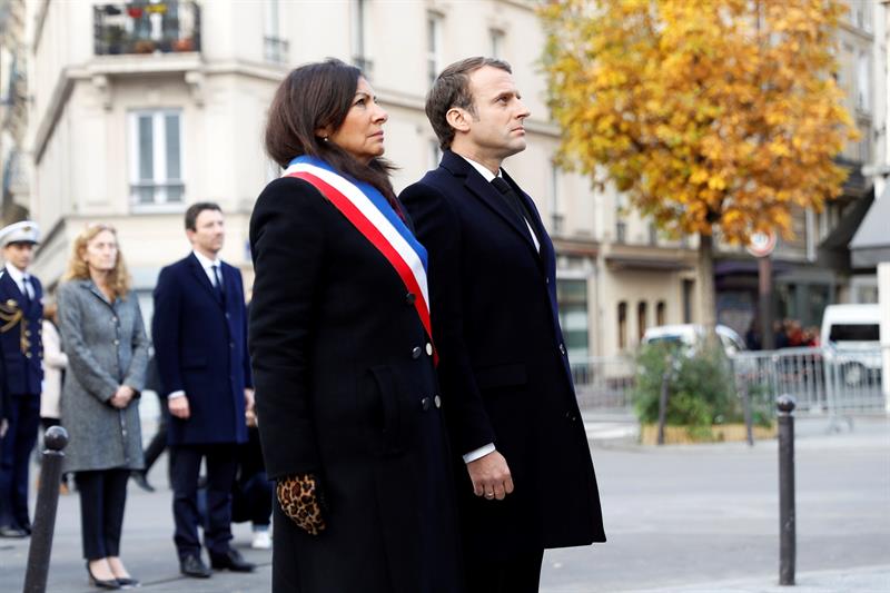 Macron preside su primer acto de homenaje a las víctimas de los atentados de París de 2015 Macron preside su primer acto de homenaje a las víctimas de los atentados de París de 2015