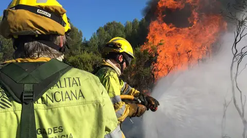 Medios terrestes y aéreos trabajan en la extinción de un incendio forestal en Cabanes Medios terrestes y aéreos trabajan en la extinción de un incendio forestal en Cabanes
