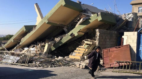 Un edificio derrumbado tras el terremoto