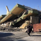 Un edificio derrumbado tras un terremoto en Irán