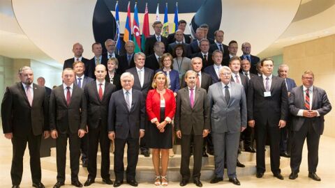 La alta representante comunitaria para la Pol&iacute;tica Exterior, Federica Mogherini y los ministros de Exteriores de la UE
