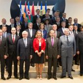 La alta representante comunitaria para la Política Exterior, Federica Mogherini y los ministros de Exteriores de la UE