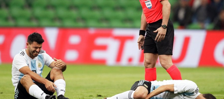 Agüero y Di Maria en el suelo en un partido con la Selección Argentina Agüero y Di Maria en el suelo en un partido con la Selección Argentina
