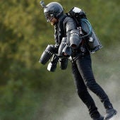 Un científico inglés, conocido como 'Iron Man', consigue volar con un traje de propulsión