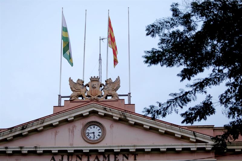 Dos socios de Gobierno de Sabadell piden que se repongan las banderas española y europea en el Ayuntamiento Dos socios de Gobierno de Sabadell piden que se repongan las banderas española y europea en el Ayuntamiento