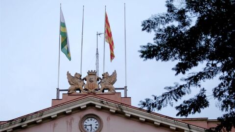 Fachada del Ayuntamiento de Sabadell, donde faltan la bandera de Espa&ntilde;a y de la UE