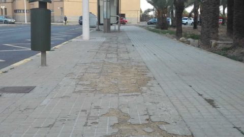 Estado en el que se encuentra una de las aceras de la calle 'Abogados de Atocha' del barrio Los Palmerales de Elche