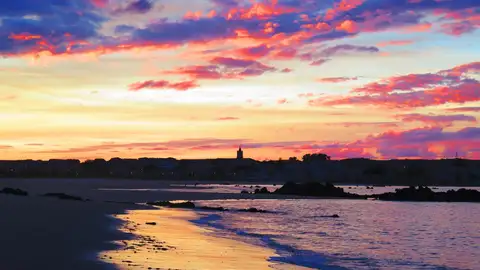 Roberto Rumayor Santín envía esta foto de “la villa de Noja desde la playa de Trengandin en un día de viento sur” Para 'Destino Cantabria 2017'