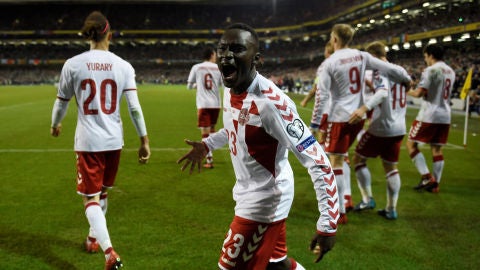 Pione Sisto celebra uno de los goles de Dinamarca