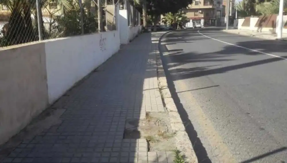 Acera en mal estado en la Avenida de Candalix de Elche Acera en mal estado en la Avenida de Candalix de Elche