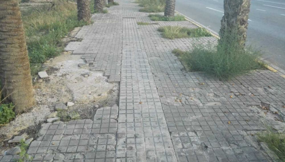 Estado en el que se encuentra la acera de la calle l'Avet de las inmediaciones del Hospital General Universitario de Elche