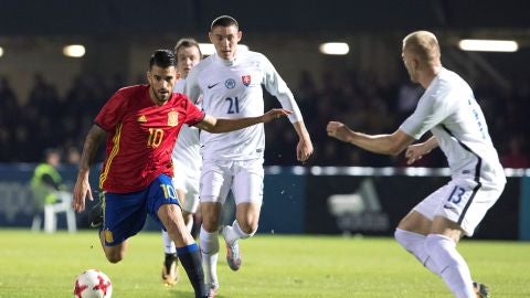 Ceballos regatea a la defensa eslovaca