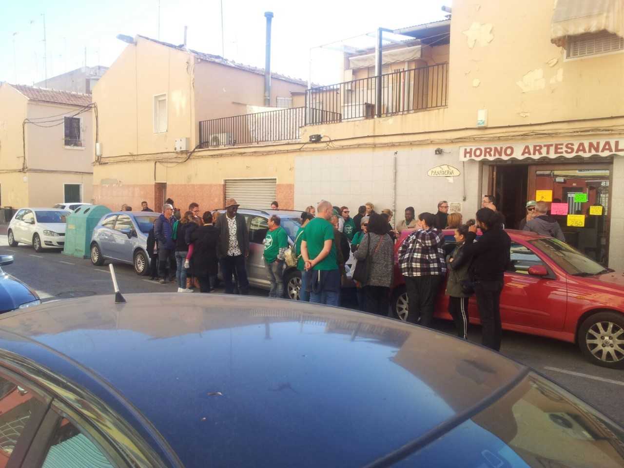 La PAH Elche-Crevillent paraliza el desahucio de la vivienda de una madre y sus tres hijos La PAH Elche-Crevillent paraliza el desahucio de la vivienda de una madre y sus tres hijos