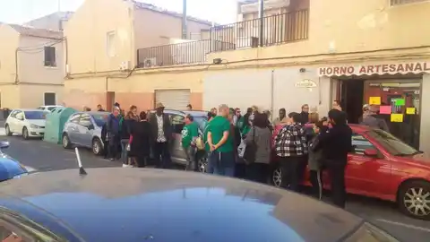 Miembros de la PAH Elche-Crevillent junto a la vivienda en la que se ha paralizado el desahucio Miembros de la PAH Elche-Crevillent junto a la vivienda en la que se ha paralizado el desahucio