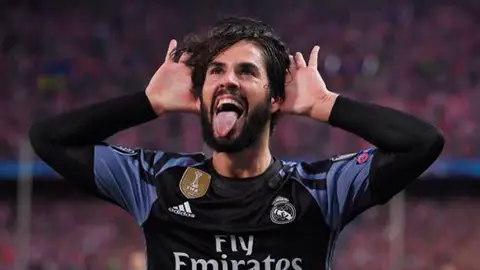 Francisco Alarcón 'Isco' anotó a pase de Benzema el gol que clasificó a los blancos para la final. El malagueño lo celebró sacando la lengua, un gesto que no gustó demasiado a la afición colchonera. Isco saca la lengua al Calderón