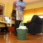 Hombre limpiando Hombre limpiando