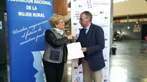 Juana Borrego con el vicerrector del Campus Mar&iacute;a Zambrano