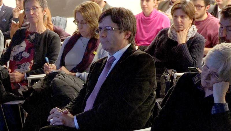 Puigdemont confía en acudir al Parlament a tomar posesión si sale elegido el 21D Puigdemont confía en acudir al Parlament a tomar posesión si sale elegido el 21D