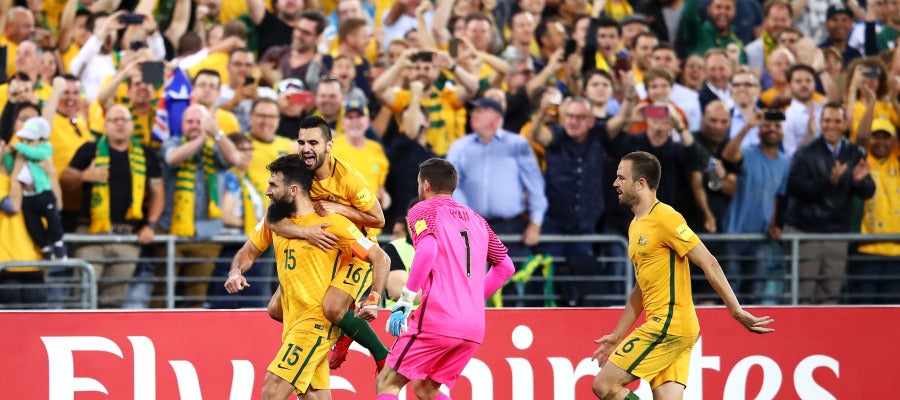 Mile Jedinak celebra uno de sus tres goles ante Honduras Mile Jedinak celebra uno de sus tres goles ante Honduras