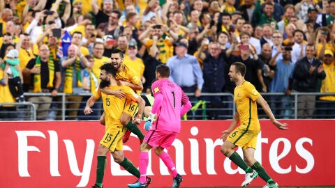 Mile Jedinak celebra uno de sus tres goles ante Honduras