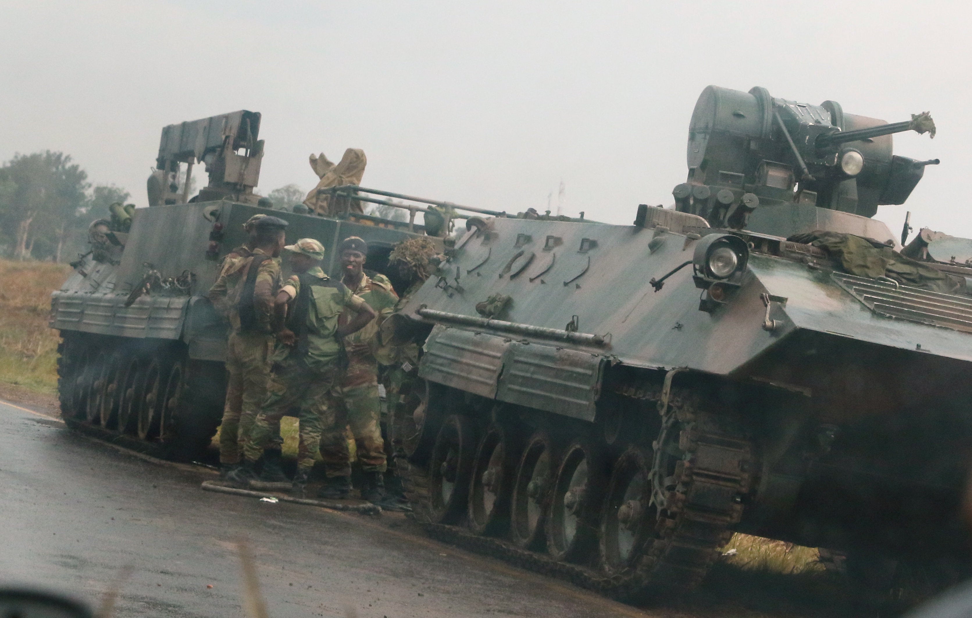 Militares detienen a tres ministros del Gobierno de Zimbabue Militares detienen a tres ministros del Gobierno de Zimbabue