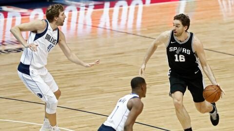 Pau Gasol, en acci&oacute;n ante los Dallas Mavericks
