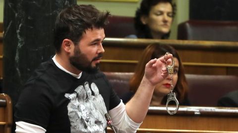 Gabriel Rufi&aacute;n con las esposas en el Congreso