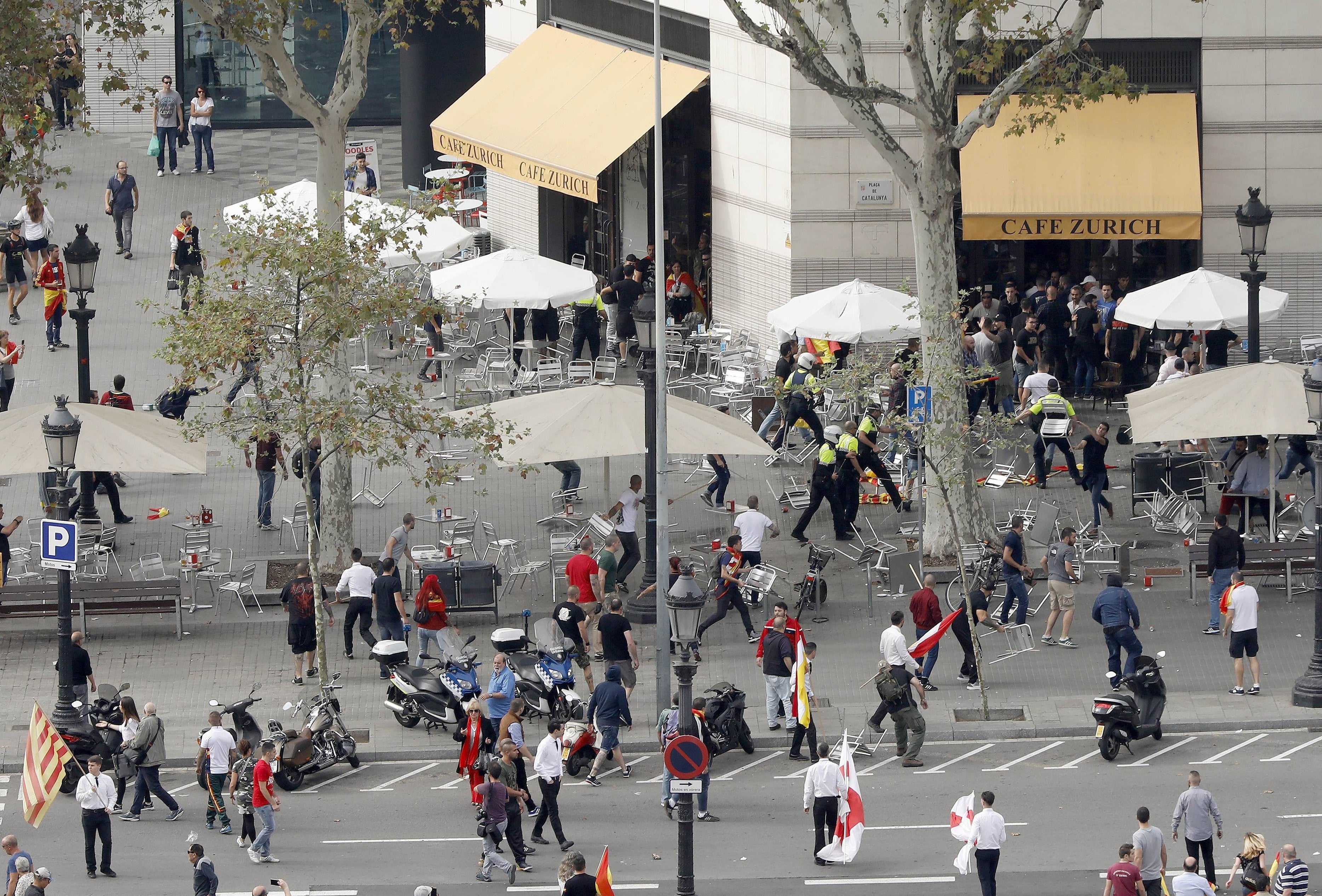 Más de 20 detenidos por la pelea entre ultras del 12 de octubre en Barcelona Más de 20 detenidos por la pelea entre ultras del 12 de octubre en Barcelona