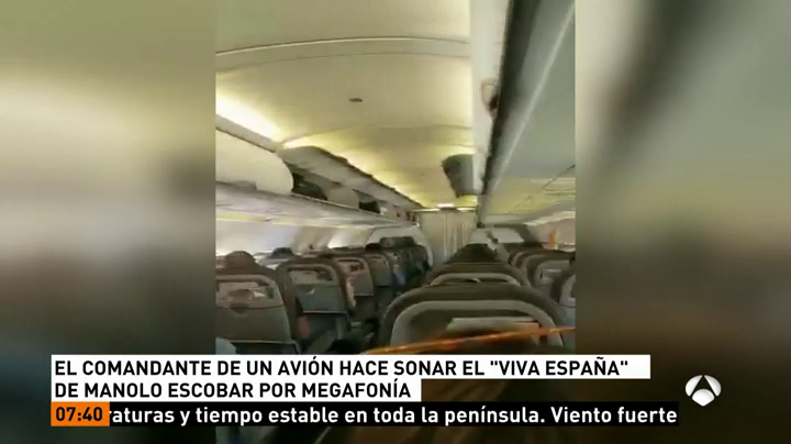 El comandante de un avión hace sonar el 'Viva España' de Manolo Escobar por megafonía El comandante de un avión hace sonar el 'Viva España' de Manolo Escobar por megafonía