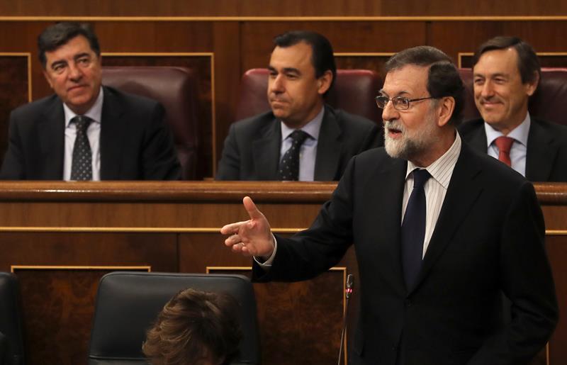 Rajoy insta a ERC a respetar la ley y dedicarse a gobernar si gana el 21-D Rajoy insta a ERC a respetar la ley y dedicarse a gobernar si gana el 21-D