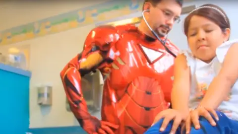 Sergio Gallegos, el médico que se disfraza de superhéroe para tratar a niños con cáncer Sergio Gallegos, el médico que se disfraza de superhéroe para tratar a niños con cáncer