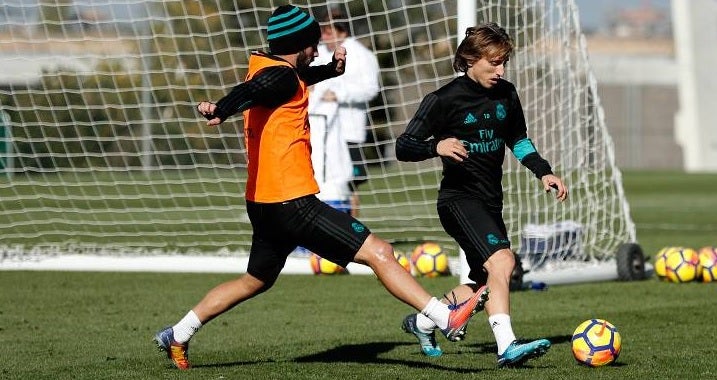Isco y Modric entrenan con normalidad y apuntan a titulares en el derbi Isco y Modric entrenan con normalidad y apuntan a titulares en el derbi