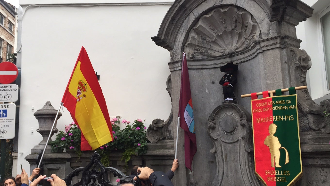 EL MANNEKEN PIS VISTE EL TRAJE TRADICIONAL SEGOVIANO EL MANNEKEN PIS VISTE EL TRAJE TRADICIONAL SEGOVIANO