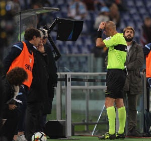 El árbitro revisando la decisión del VAR El árbitro revisando la decisión del VAR