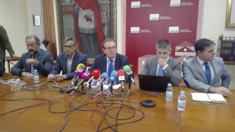 El Rector, Miguel &Aacute;ngel Collado, junto a miembros de su equipo de gobierno