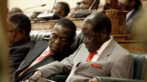  Foto de archivo del presidente de Zimbabue, Robert Mugabe, y del vicepresidente del pa&iacute;s, Emmerson Mnangagwa