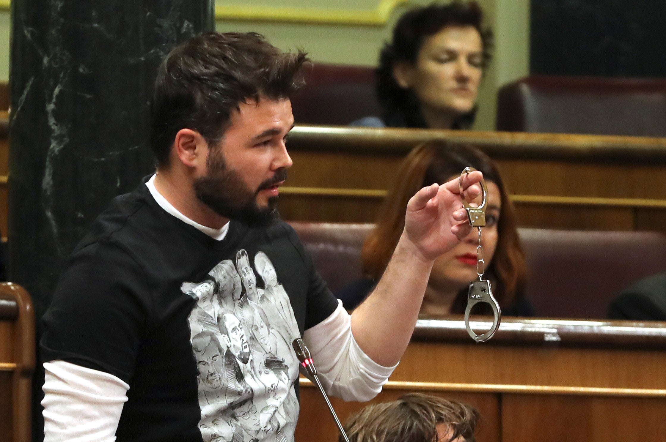 Las preguntas de Amón: "¿Qué necesidad tiene Rufián de prestarle sus esposas a Rajoy cuando van a serle más útiles a Junqueras?" Las preguntas de Amón: "¿Qué necesidad tiene Rufián de prestarle sus esposas a Rajoy cuando van a serle más útiles a Junqueras?"