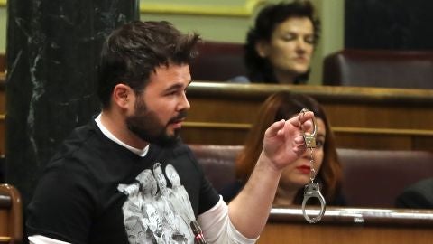 El diputado de ERC Gabriel Rufi&aacute;n, muestra unas esposas