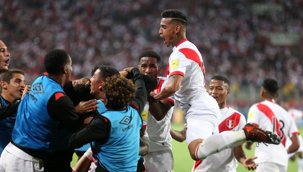 Los jugadores de Perú celebran el segundo gol ante nueva Zelanda