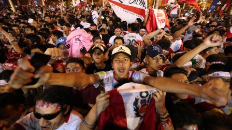 Miles de peruanos celebran en Lima la clasificaci&oacute;n para el Mundial