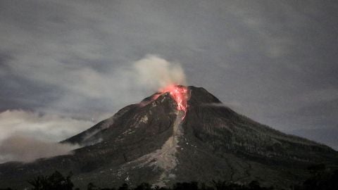 El volc&aacute;n Sinabung expulsa ceniza y lava en la isla indonesia de Sumatra