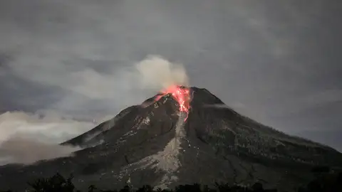 Un volcán en erupción (16-11-2017) El volcán Sinabung expulsa ceniza y lava en la isla indonesia de Sumatra