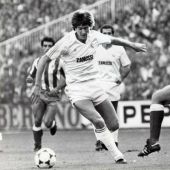 El central Paco Bonet, en un partido con el Real Madrid.