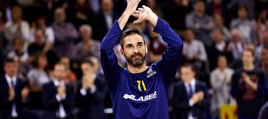 Juan Carlos Navarro aplaude a la afición por su homenaje Juan Carlos Navarro aplaude a la afición por su homenaje
