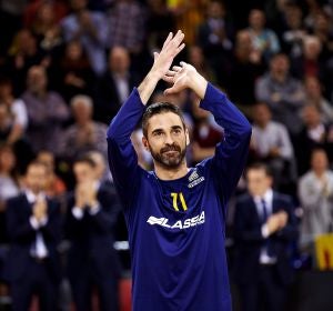 Juan Carlos Navarro aplaude a la afición por su homenaje Juan Carlos Navarro aplaude a la afición por su homenaje