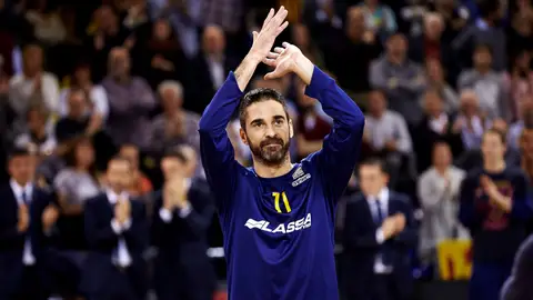 Juan Carlos Navarro aplaude a la afición por su homenaje Juan Carlos Navarro aplaude a la afición por su homenaje