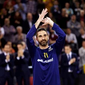 Juan Carlos Navarro aplaude a la afición por su homenaje Juan Carlos Navarro aplaude a la afición por su homenaje