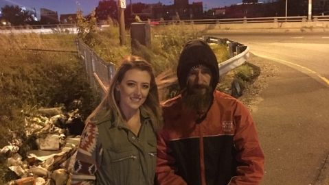 Imagen que la mujer subi&oacute; con el indigente para recaudar fondos